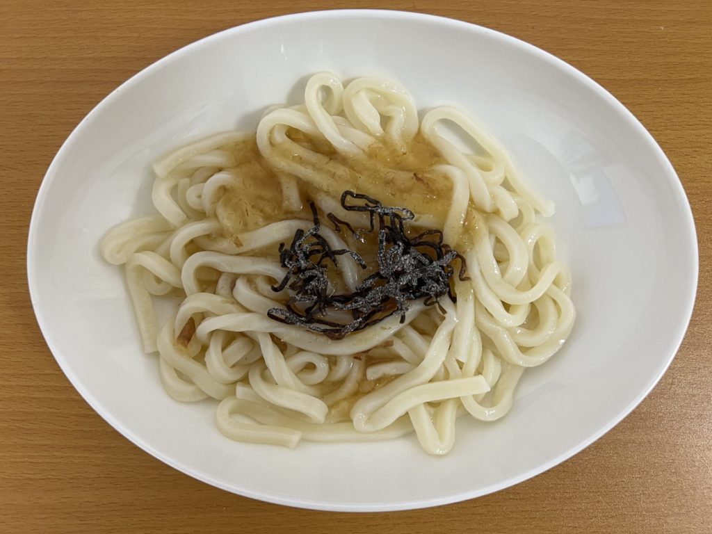 冷凍うどんを茹でて具麵をかける