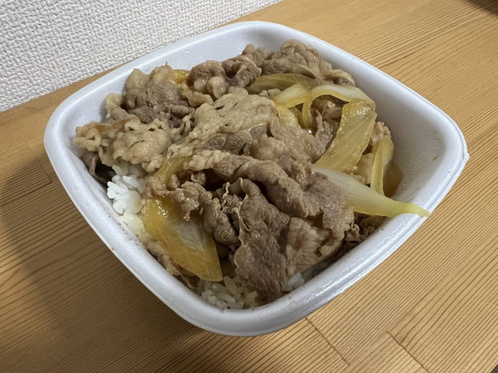 まず牛丼（大盛り）を用意します