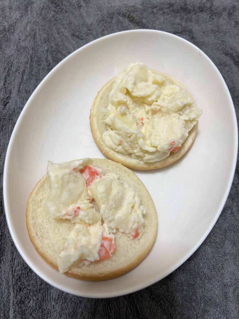 ポテトサラダと焼いたハムを挟む、その１