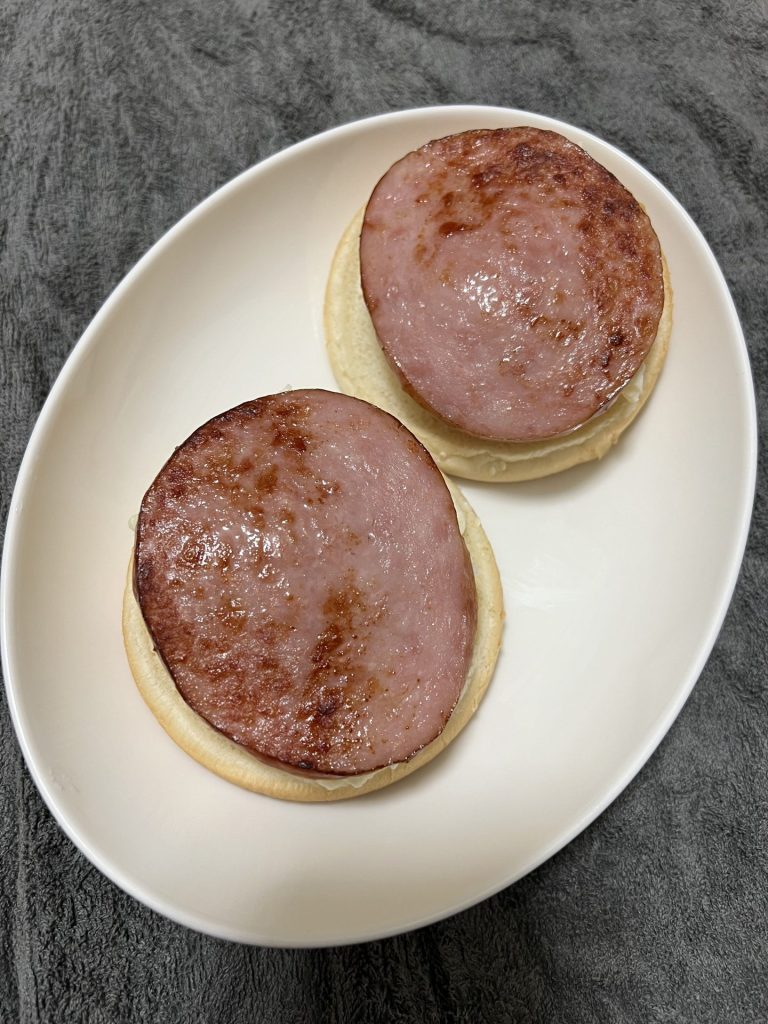 ポテトサラダと焼いたハムを挟む、その２