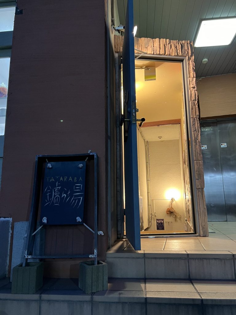ライブハウスに入るところ、その１